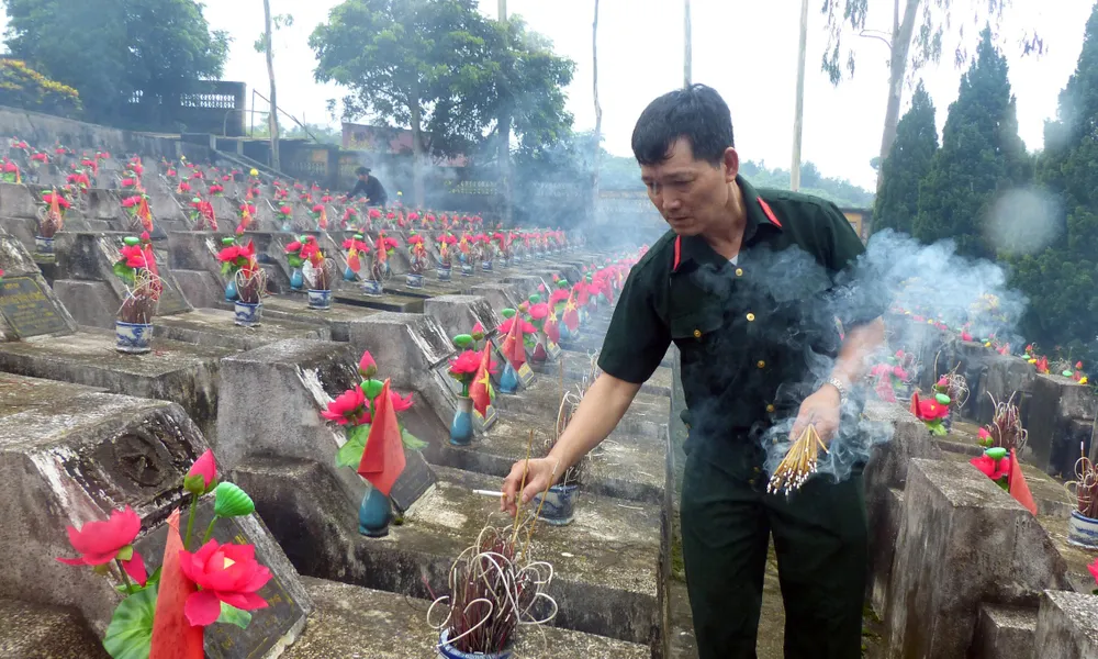 Nguyên Chủ tịch nước Trương Tấn Sang dâng hương, hoa tri ân các anh hùng, liệt sĩ tại Vị Xuyên ảnh 9