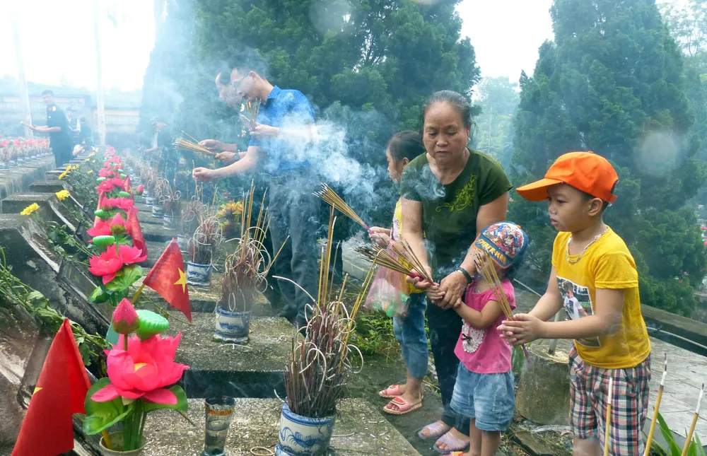 Nguyên Chủ tịch nước Trương Tấn Sang dâng hương, hoa tri ân các anh hùng, liệt sĩ tại Vị Xuyên ảnh 8