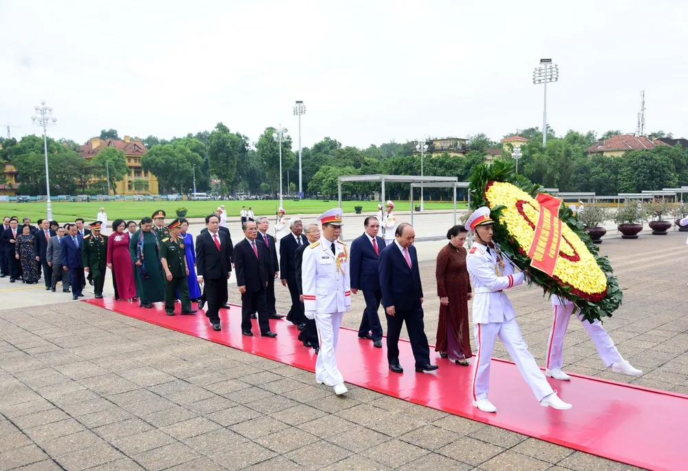 Lãnh đạo Đảng và Nhà nước vào Lăng viếng Chủ tịch Hồ Chí Minh ảnh 2