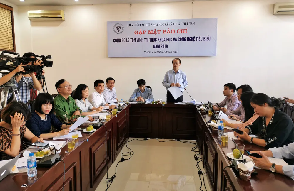 Tôn vinh 112 trí thức KH-CN tiêu biểu năm 2019 ảnh 1