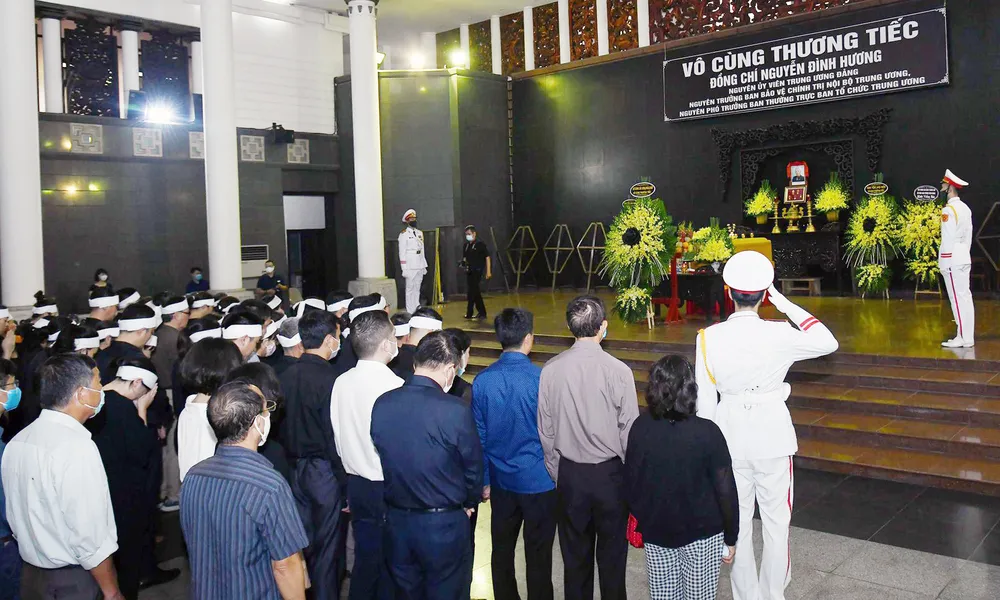  Lễ tang nguyên Phó trưởng Ban Tổ chức Trung ương Nguyễn Đình Hương. Ảnh: VIẾT CHUNG