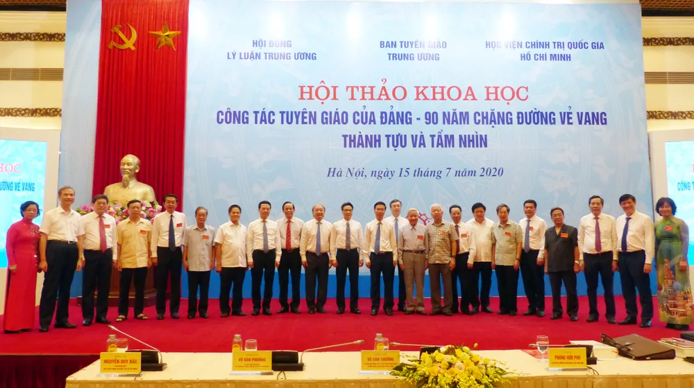Tổng kết thực tiễn và lý luận, tiếp tục làm sáng tỏ con đường đi lên chủ nghĩa xã hội ảnh 2