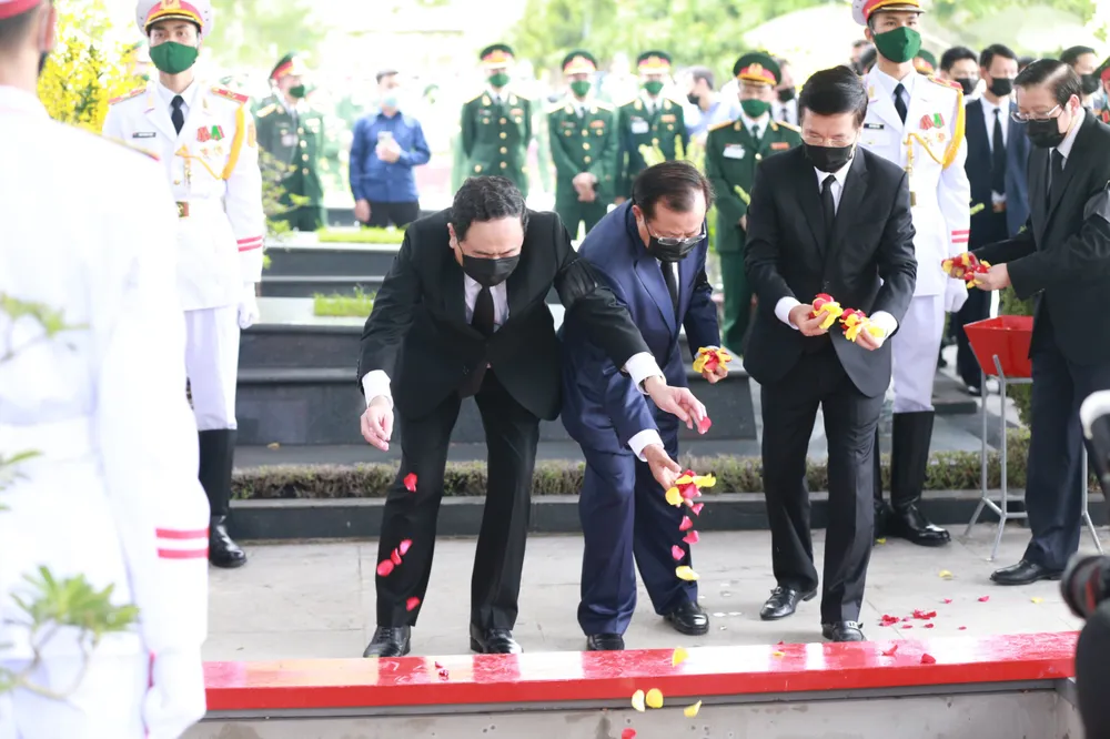 Tiễn đưa nguyên Tổng Bí thư Lê Khả Phiêu về nơi an nghỉ cuối cùng ảnh 29