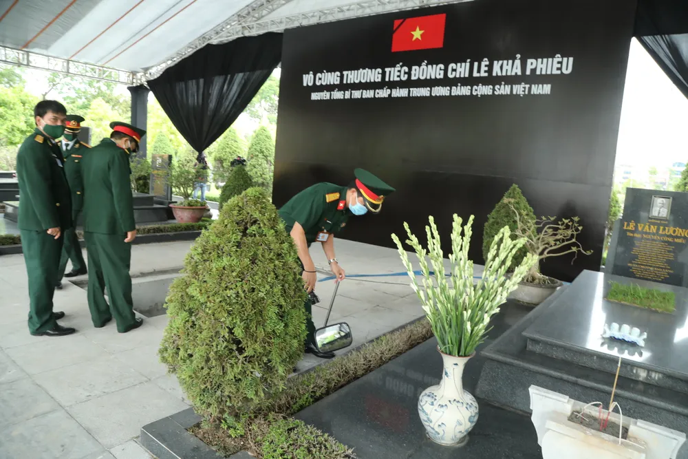 Tiễn đưa nguyên Tổng Bí thư Lê Khả Phiêu về nơi an nghỉ cuối cùng ảnh 13