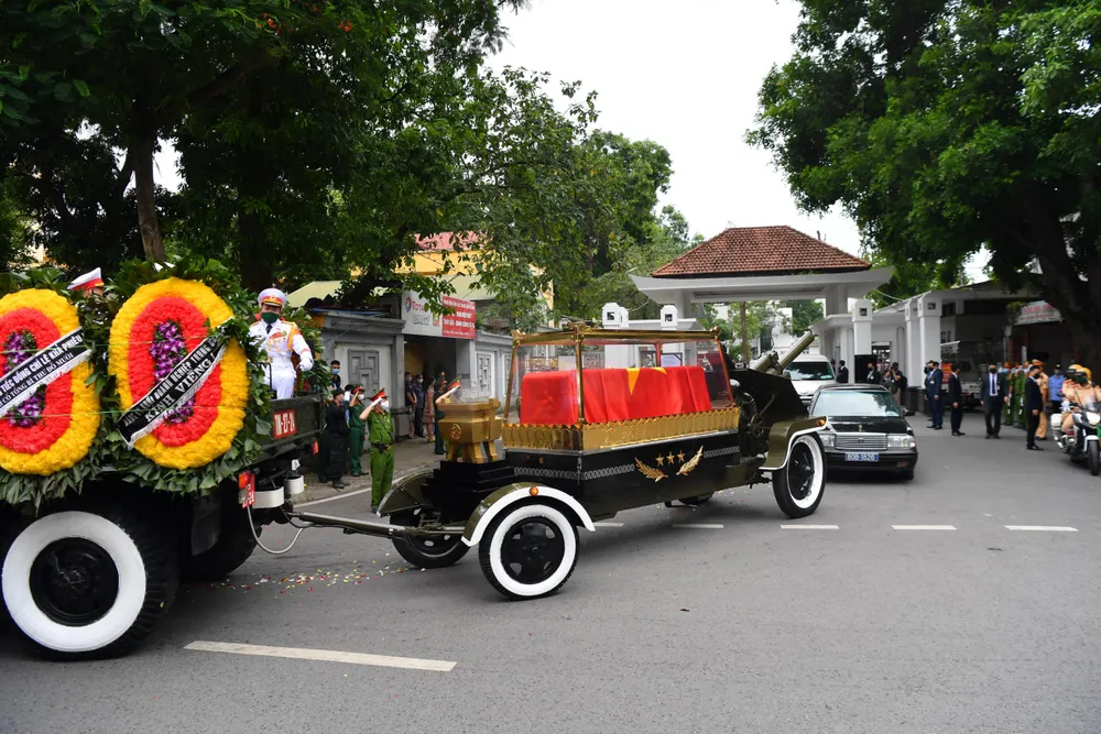 Tiễn đưa nguyên Tổng Bí thư Lê Khả Phiêu về nơi an nghỉ cuối cùng ảnh 19