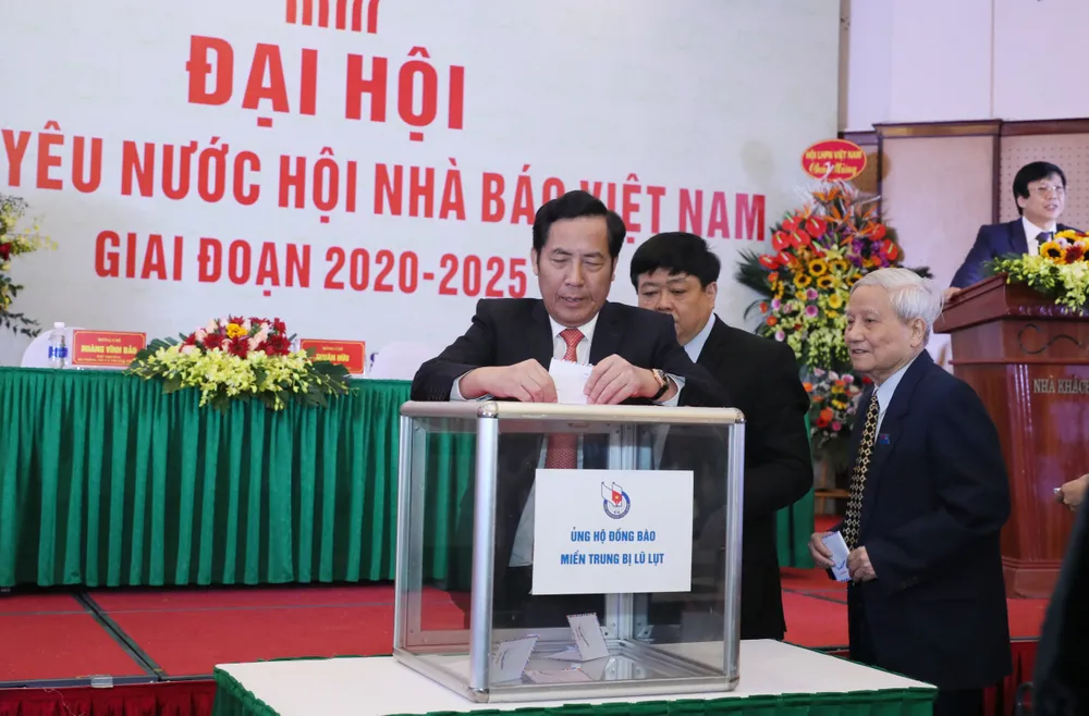 Nêu cao tinh thần sẵn sàng dấn thân, đối mặt với gian khổ, hiểm nguy của các nhà báo ảnh 7