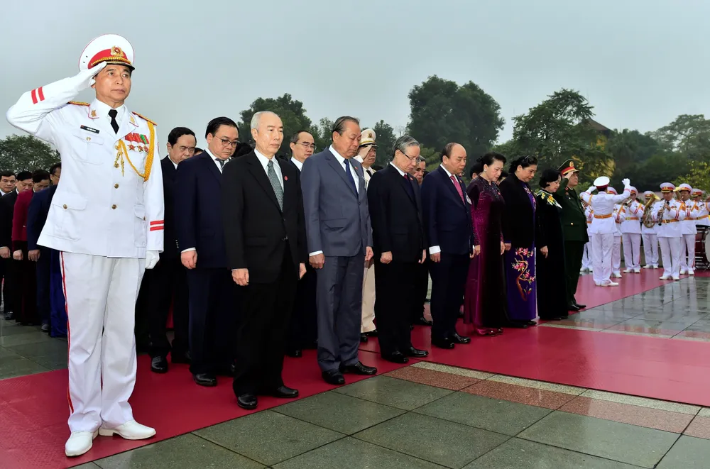 Đại biểu dự Đại hội XIII của Đảng vào Lăng viếng Chủ tịch Hồ Chí Minh ảnh 7