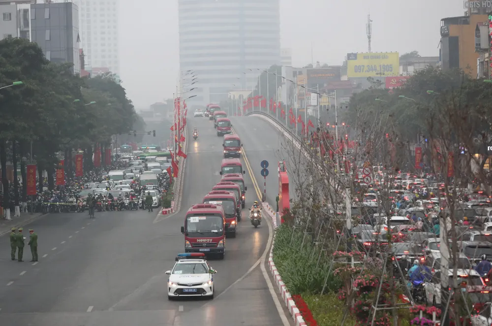 Đại biểu dự Đại hội XIII của Đảng vào Lăng viếng Chủ tịch Hồ Chí Minh ảnh 11