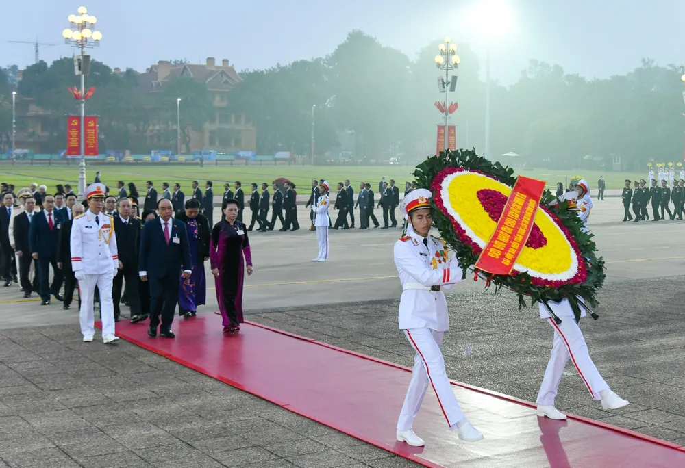 Đại biểu dự Đại hội XIII của Đảng vào Lăng viếng Chủ tịch Hồ Chí Minh ảnh 2