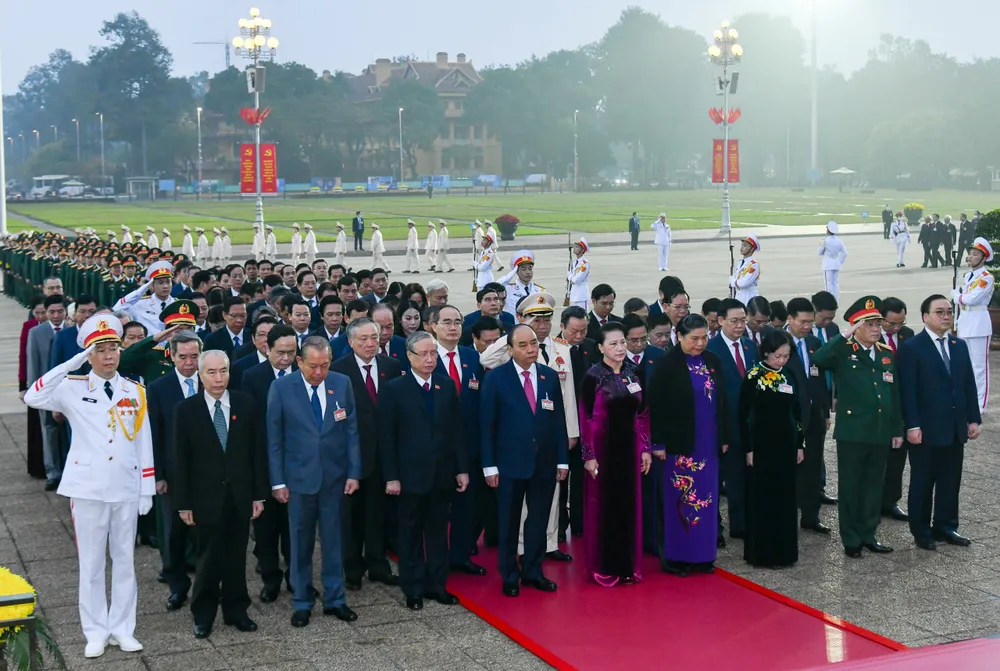 Đại biểu dự Đại hội XIII của Đảng vào Lăng viếng Chủ tịch Hồ Chí Minh ảnh 3