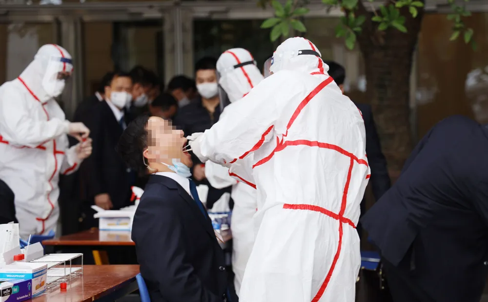 Công tác lấy mẫu xét nghiệm Covid-19, sáng 29-1-2021, tại Trung tâm Hội nghị Quốc gia (Mỹ Đình, Hà Nội). Ảnh: VIẾT CHUNG