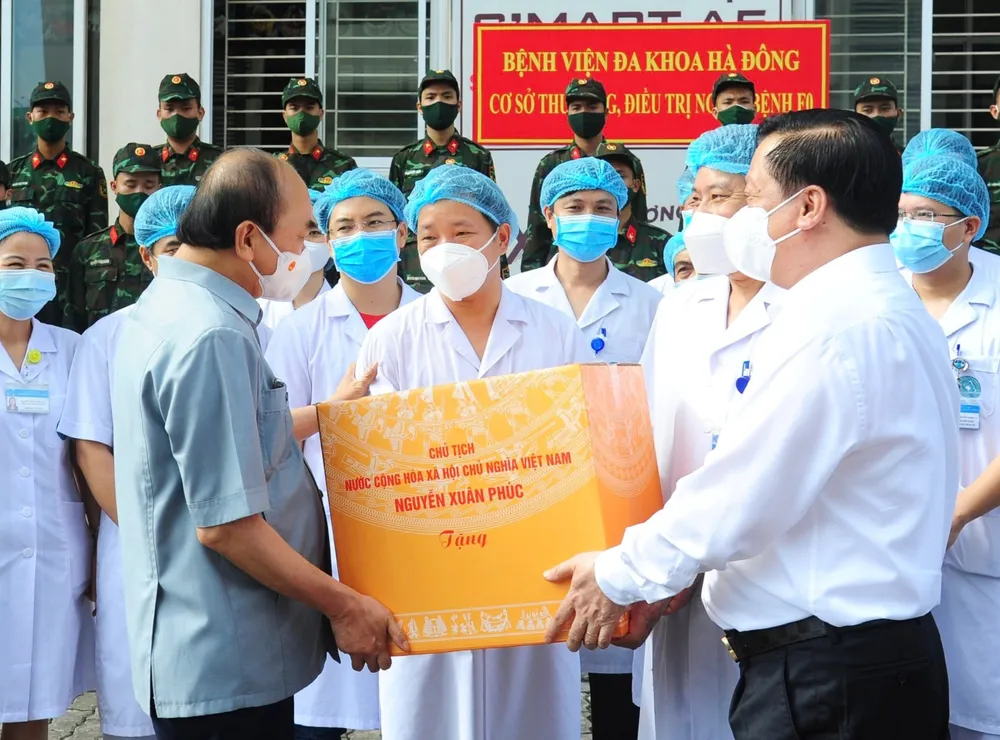 Chủ tịch nước thăm hỏi, động viên người dân và các lực lượng tuyến đầu chống Covid-19 ở Hà Nội ảnh 1