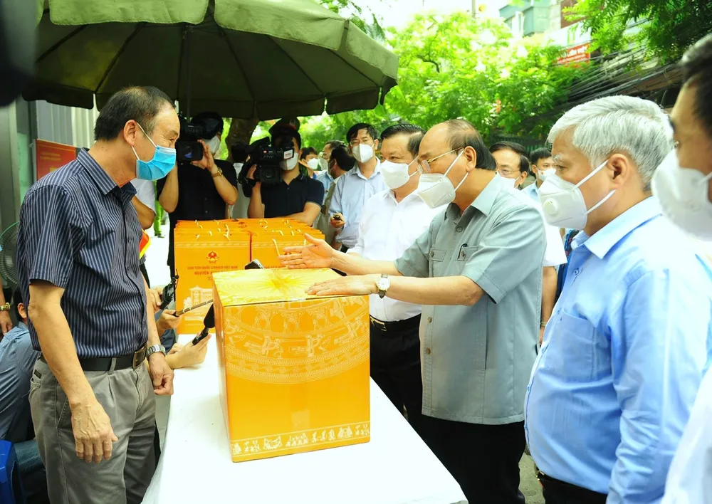 Chủ tịch nước thăm hỏi, động viên người dân và các lực lượng tuyến đầu chống Covid-19 ở Hà Nội ảnh 4