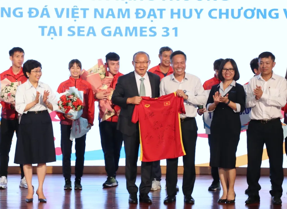 VNPT “thưởng nóng” đội tuyển bóng đá nam U23 và đội tuyển bóng đá nữ Việt Nam 2 tỷ đồng ảnh 2