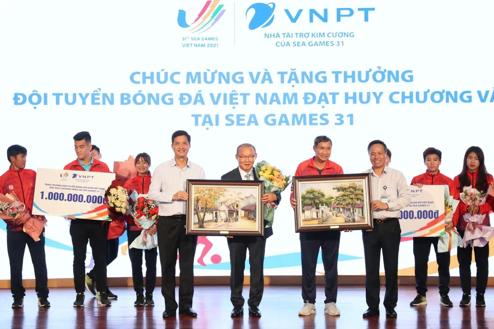 VNPT “thưởng nóng” đội tuyển bóng đá nam U23 và đội tuyển bóng đá nữ Việt Nam 2 tỷ đồng ảnh 3