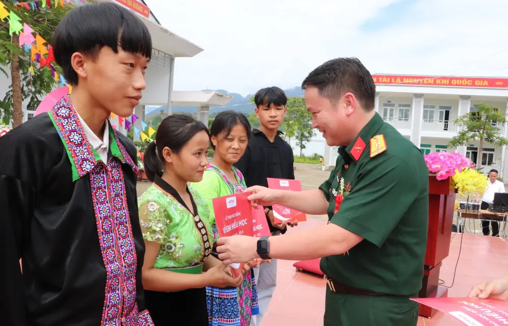 Trao hơn 40 tỷ đồng học bổng Vì em hiếu học ảnh 1