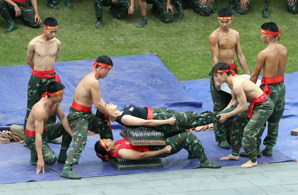 Không quân và đặc công biểu diễn tại lễ khai mạc Triển lãm Quốc phòng quốc tế Việt Nam 2022 ảnh 5