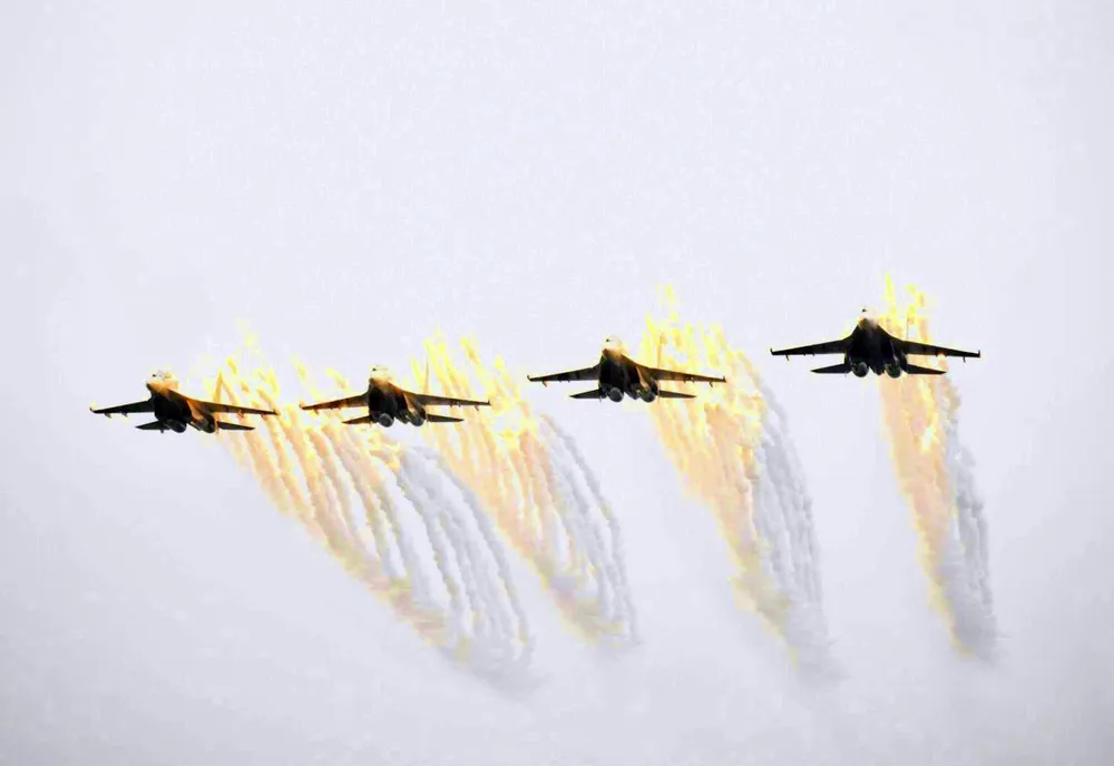 Không quân và đặc công biểu diễn tại lễ khai mạc Triển lãm Quốc phòng quốc tế Việt Nam 2022 ảnh 8