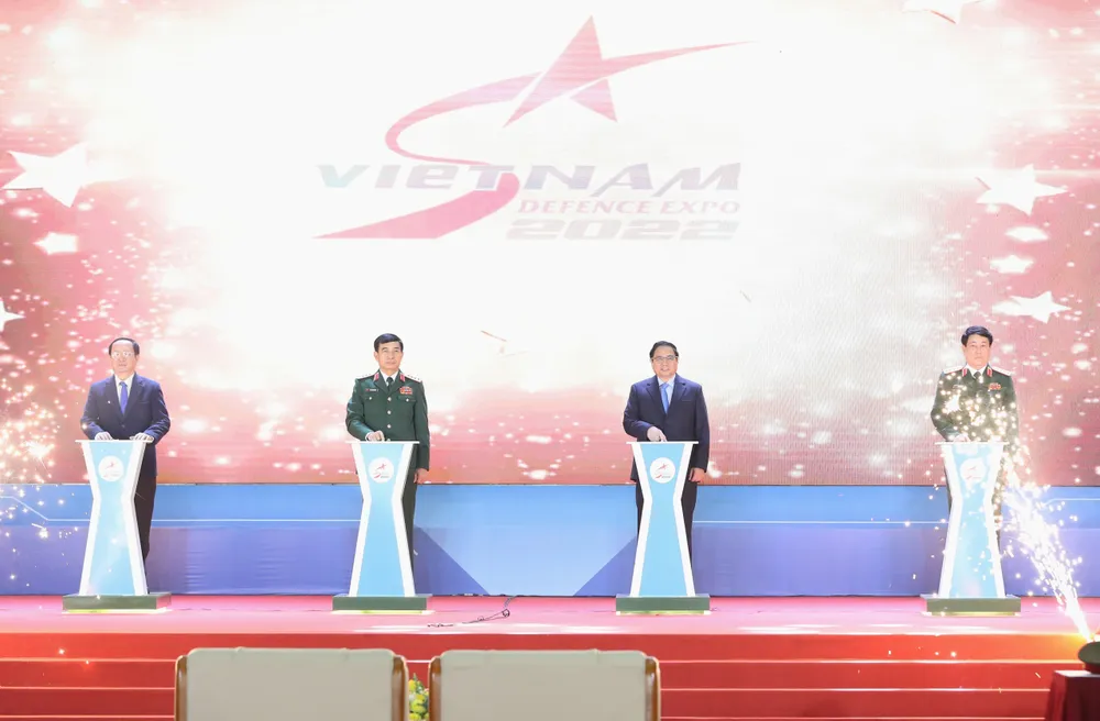 Thủ tướng Phạm Minh Chính và các đại biểu thực hiện nghi thức bấm nút khai mạc triển lãm. Ảnh: QUANG PHÚC