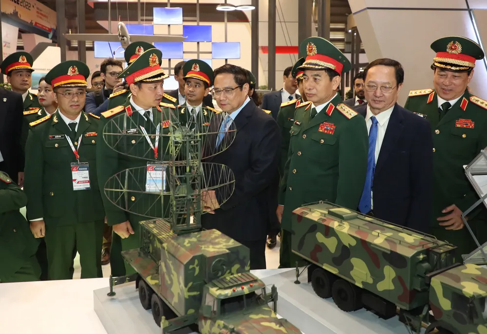Thủ tướng Phạm Minh Chính và Đại tướng Phan Văn Giang cùng các đại biểu tham quan triển lãm. Ảnh: QUANG PHÚC