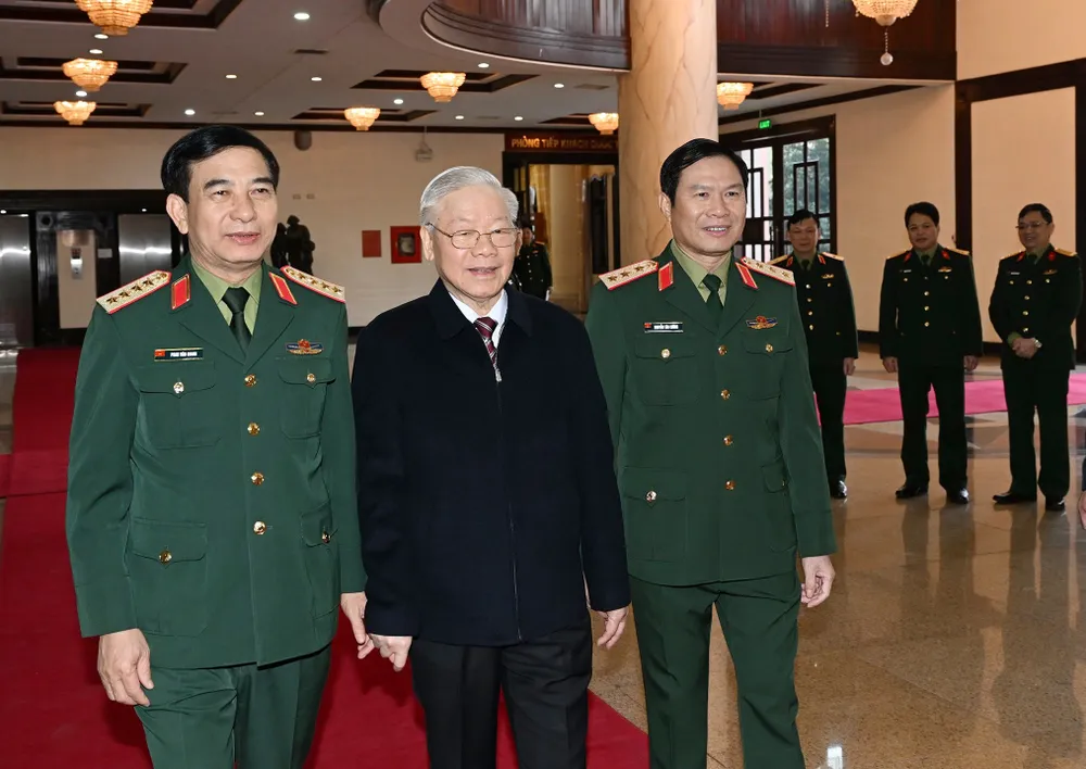 Tổng Bí thư Nguyễn Phú Trọng, Đại tướng Phan Văn Giang và Thượng tướng Nguyễn Tân Cương, Tổng Tham mưu trưởng QĐND Việt Nam tại hội nghị. Ảnh: VIẾT CHUNG