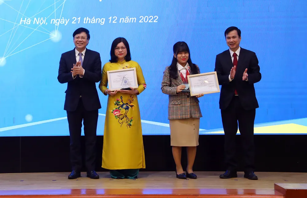 Đại diện các tác giả, nhóm tác giả nhận giải Ba. Ảnh: T.B Đại diện các tác giả, nhóm tác giả nhận giải Ba. Ảnh: T.B