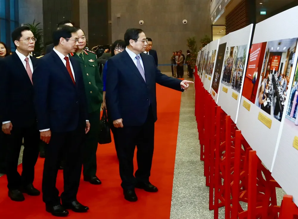Thủ tướng Phạm Minh Chính cùng các đại biểu tham quan triển lãm thành tựu ngành ngoại giao tại hội nghị. Ảnh: QUANG PHÚC