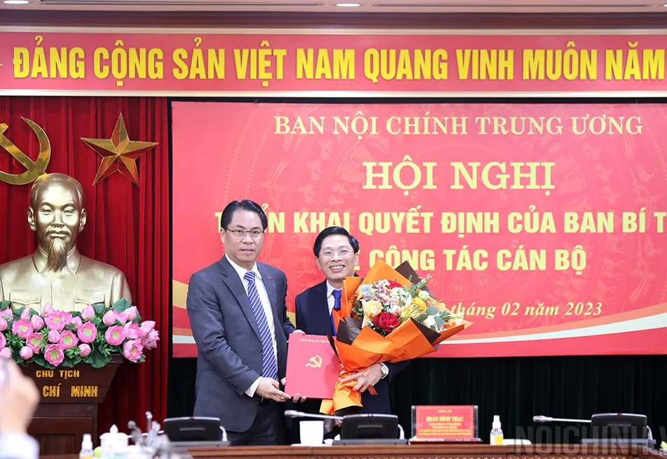 Phó Trưởng Ban Tổ chức Trung ương Phan Thăng An trao quyết định của Ban Bí thư cho đồng chí Đặng Văn Dũng. Ảnh: BNC