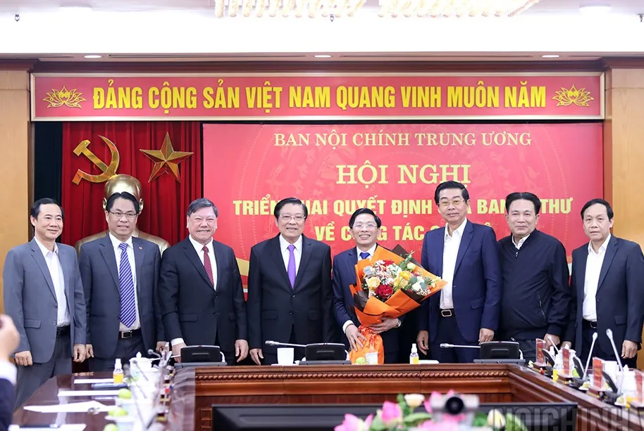 Lãnh đạo Ban Nội chính Trung ương và các ban Đảng chúc mừng đồng chí Đặng Văn Dũng. Ảnh: BNC