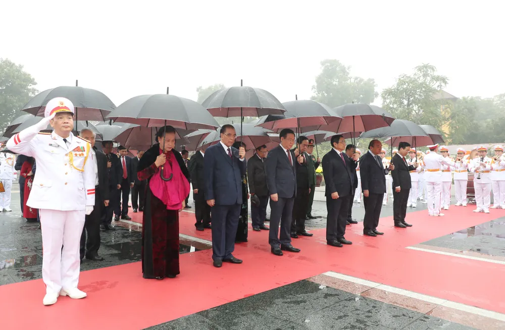 Các đại biểu lãnh đạo, nguyên lãnh đạo Đảng, Nhà nước tưởng niệm các Anh hùng liệt sĩ. Ảnh QUANG PHÚC