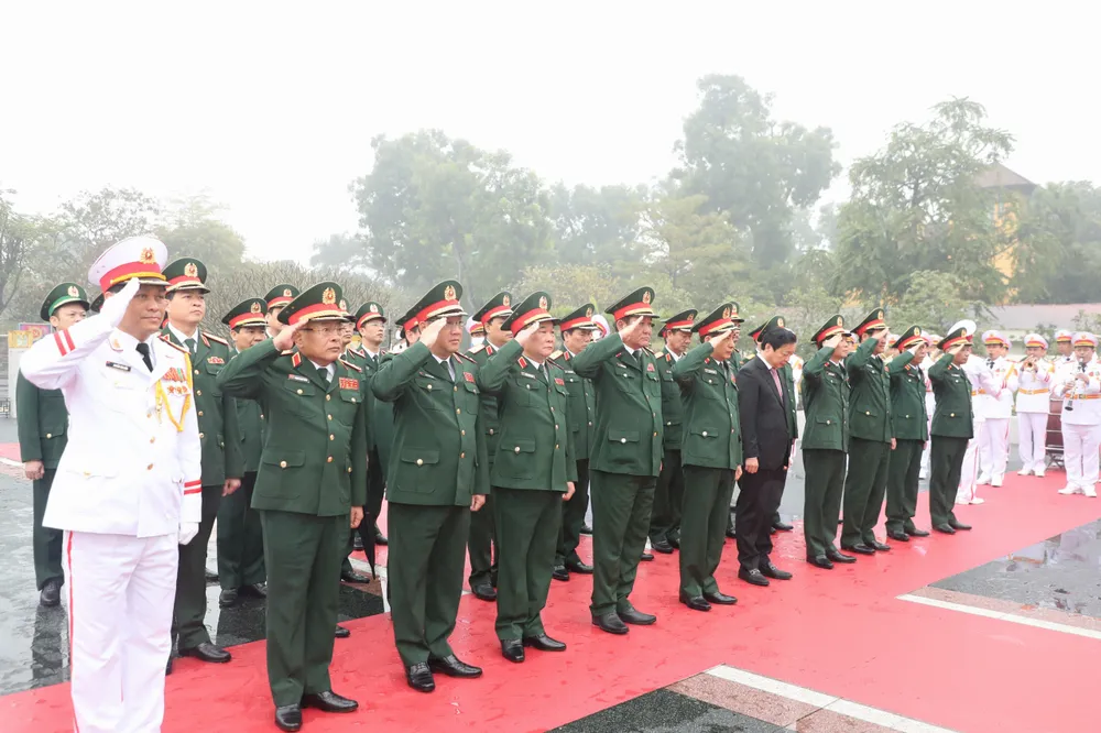 Đoàn đại biểu Quân ủy Trung ương - Bộ Quốc phòng tưởng niệm các Anh hùng liệt sĩ. Ảnh QUANG PHÚC
