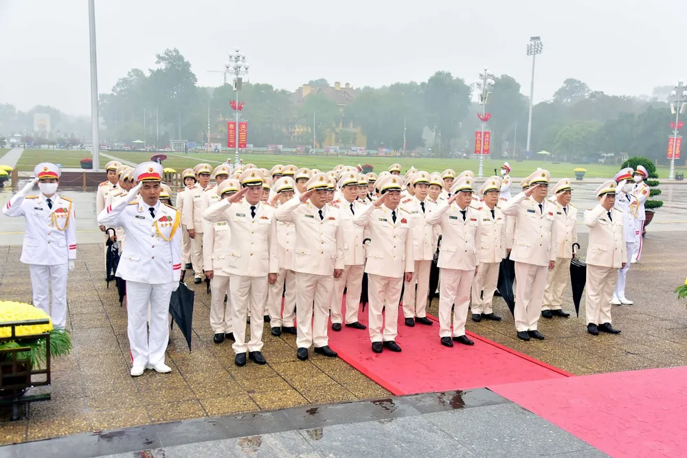 Đoàn đại biểu Đảng ủy Công an Trung ương - Bộ Công an tưởng niệm Chủ tịch Hồ Chí Minh. Ảnh QUANG PHÚC
