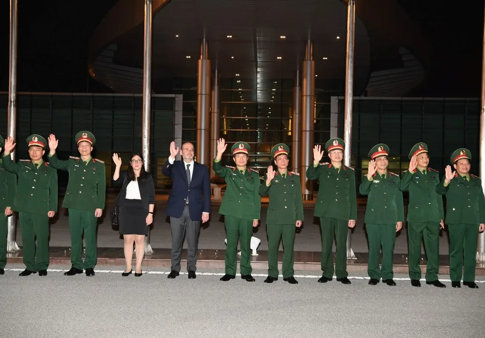 Lãnh đạo Bộ Quốc phòng Việt Nam và Đại sứ Thổ Nhĩ Kỳ tại Việt Nam Haldun Tekneci tiễn đoàn công tác cứu hộ, cứu nạn tại sân bay Nội Bài vào tối 12-2. Ảnh: BQP