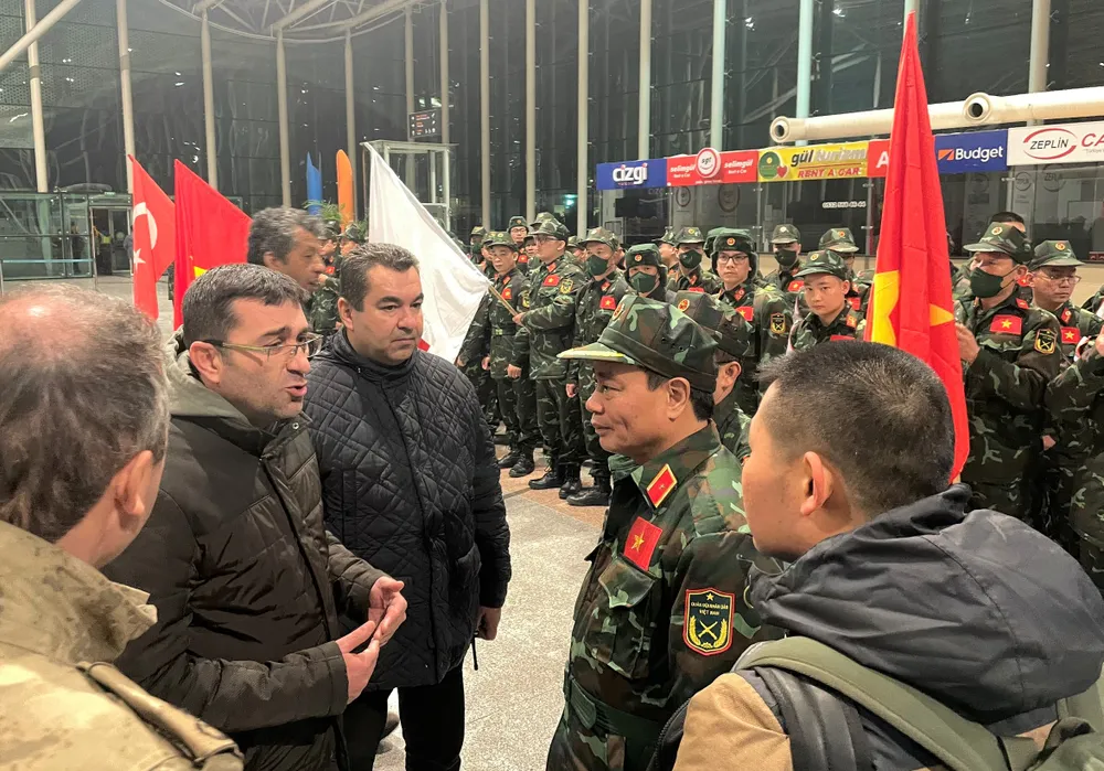 Lãnh đạo đoàn công tác QĐND Việt Nam trao đổi với đại diện Tổng cục Điều phối thiên tai và tình trạng khẩn cấp thuộc Bộ Nội vụ Thổ Nhĩ Kỳ tại sân bay Hatay, chuẩn bị cho việc triển khai các nhiệm vụ theo nhu cầu của nước bạn. Ảnh BQP Lãnh đạo đoàn công tác QĐND Việt Nam trao đổi với đại diện Tổng cục Điều phối thiên tai và tình trạng khẩn cấp thuộc Bộ Nội vụ Thổ Nhĩ Kỳ tại sân bay Hatay, chuẩn bị cho việc triển khai các nhiệm vụ theo nhu cầu của nước bạn. Ảnh BQP