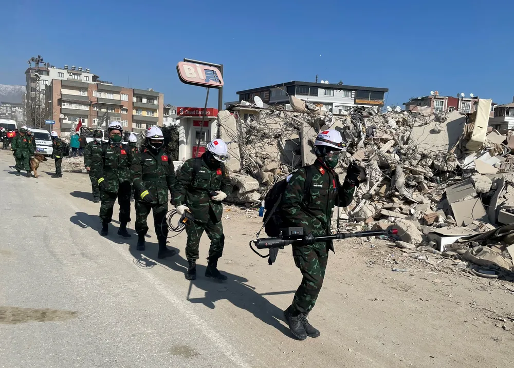 Lực lượng cứu hộ, cứu nạn của QĐND Việt Nam tiếp cận hiện trường ngày 16-2. Ảnh: BQP