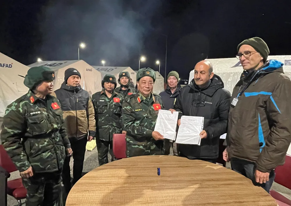 Hai bên ký bàn giao số hàng viện trợ của Bộ Quốc phòng Việt Nam cho Thổ Nhĩ Kỳ. Ảnh: BQP