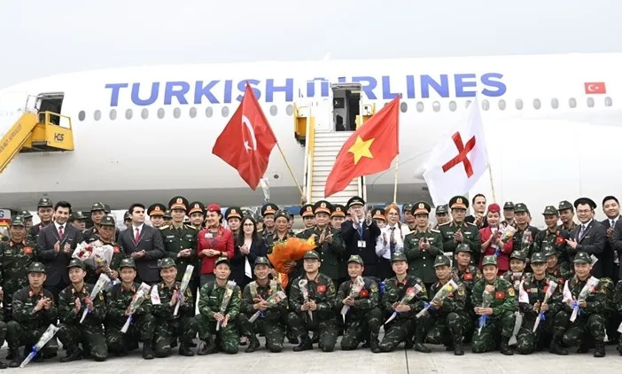 Các đại biểu và đoàn công tác tại sân bay Nội Bài. Ảnh: BQP