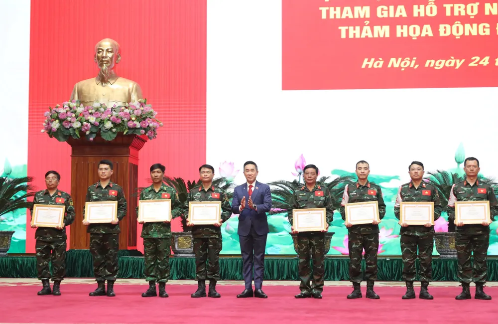 Trung ương Hội Chữ thập đỏ Việt Nam tặng Bằng khen cho 8 tập thể của đoàn công tác tại buổi lễ. Ảnh QUANG PHÚC