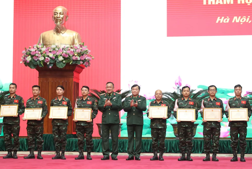 Trao tặng Bằng khen của Bộ trưởng Bộ Quốc phòng cho các cá nhân đoàn công tác tại buổi lễ. Ảnh QUANG PHÚC