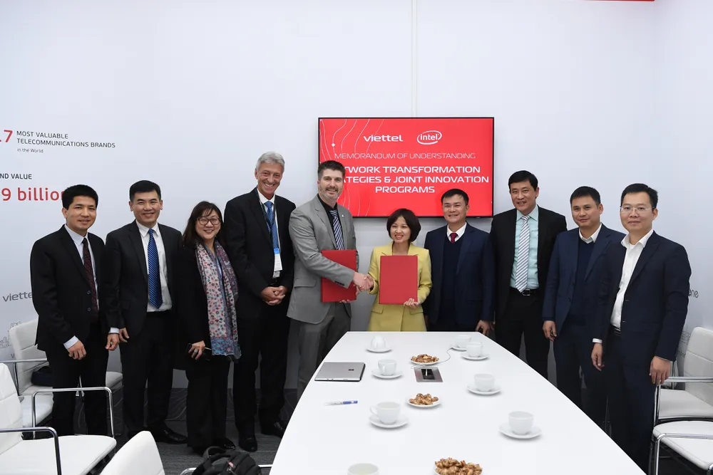 Lễ ký kết hợp tác diễn ra tại MWC 2023 với sự chứng kiến của lãnh đạo cấp cao Viettel và Intel
