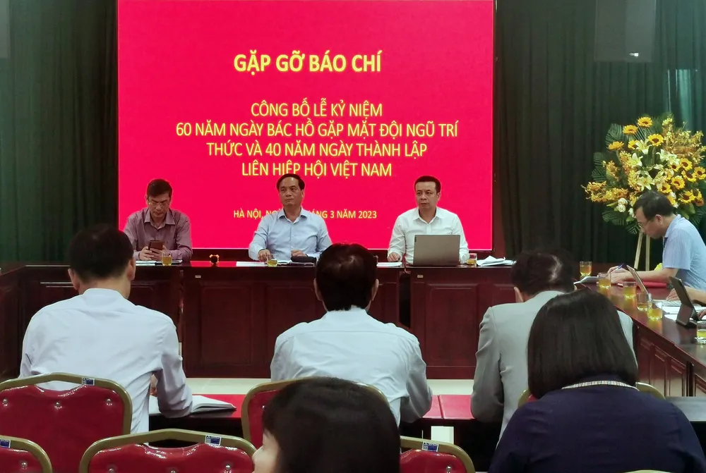 Lãnh đạo VUSTA chủ trì cuộc gặp gỡ báo chí chiều 20-3 tại Hà Nội. Ảnh: TRẦN BÌNH