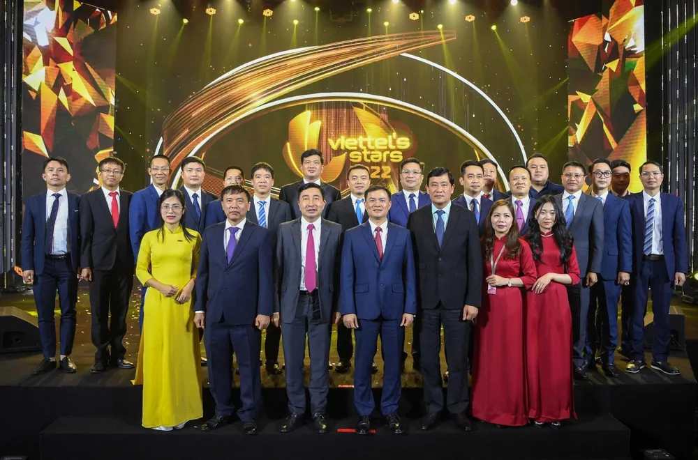 Đại diện 10 tập thể được tôn vinh cùng lãnh đạo Tập đoàn Viettel Đại diện 10 tập thể được tôn vinh cùng lãnh đạo Tập đoàn Viettel