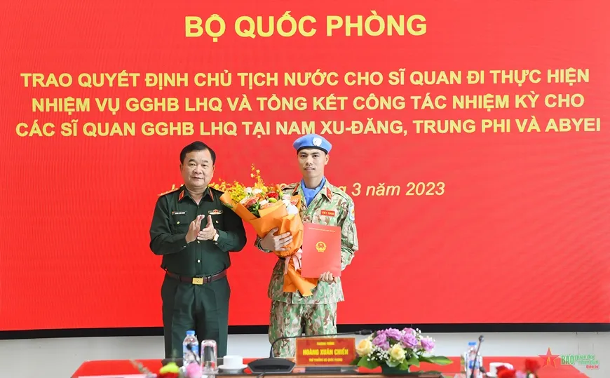 Thượng tướng Hoàng Xuân Chiến trao Quyết định của Chủ tịch nước cho Thiếu tá Nguyễn Văn Phong. Ảnh: BQP Thượng tướng Hoàng Xuân Chiến trao Quyết định của Chủ tịch nước cho Thiếu tá Nguyễn Văn Phong. Ảnh: BQP