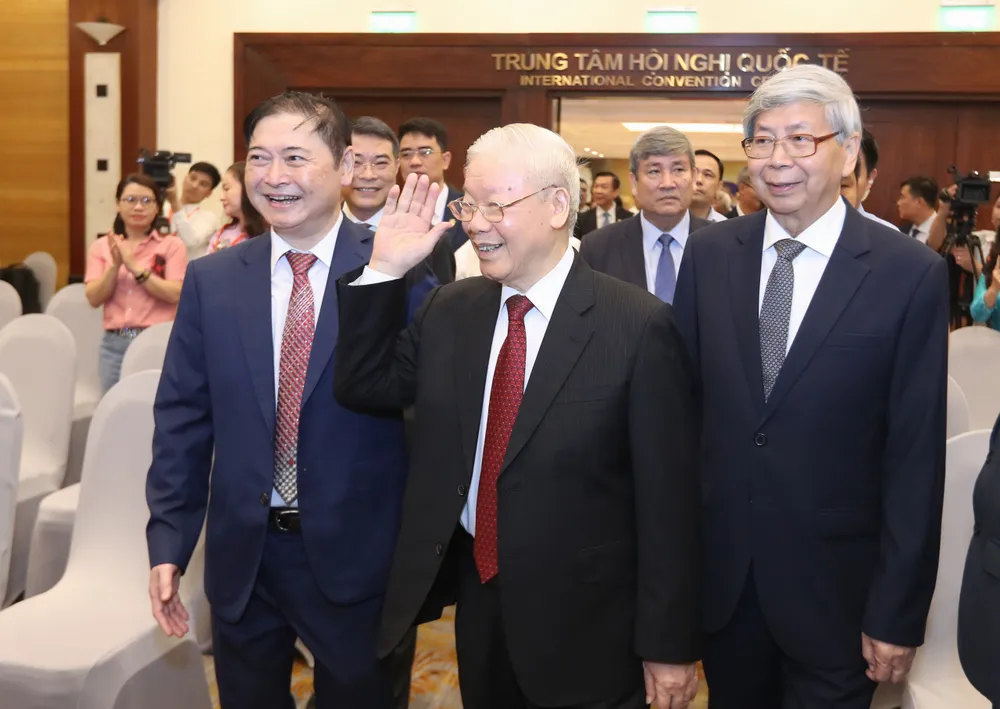 Tổng Bí thư Nguyễn Phú Trọng cùng các đại biểu vào khán phòng dự lễ kỷ niệm. Ảnh: QUANG PHÚC