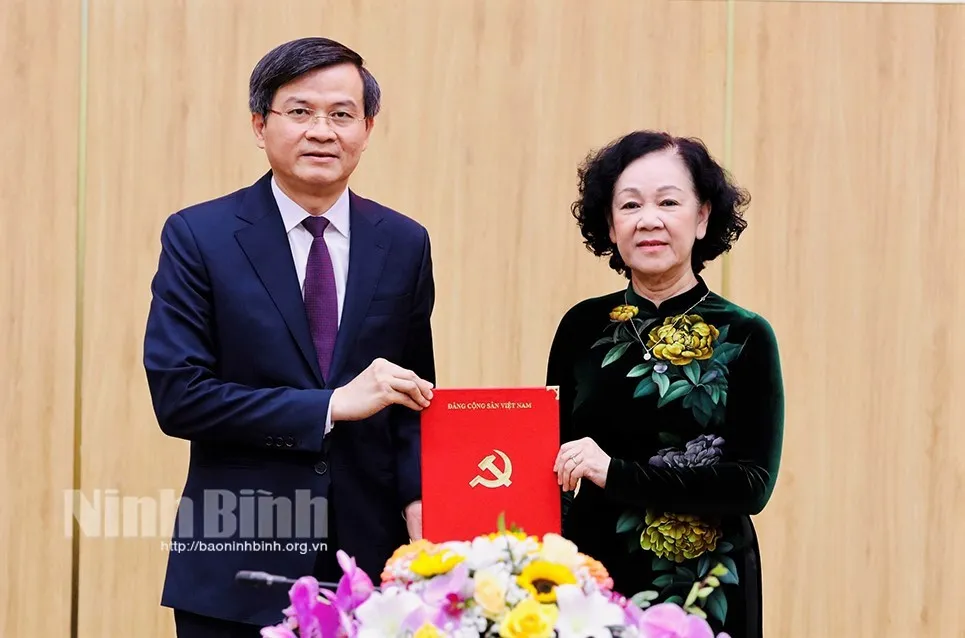 Đồng chí Trương Thị Mai trao quyết định của Bộ Chính trị cho đồng chí Đoàn Minh Huấn tại hội nghị. Ảnh: Báo Ninh Bình