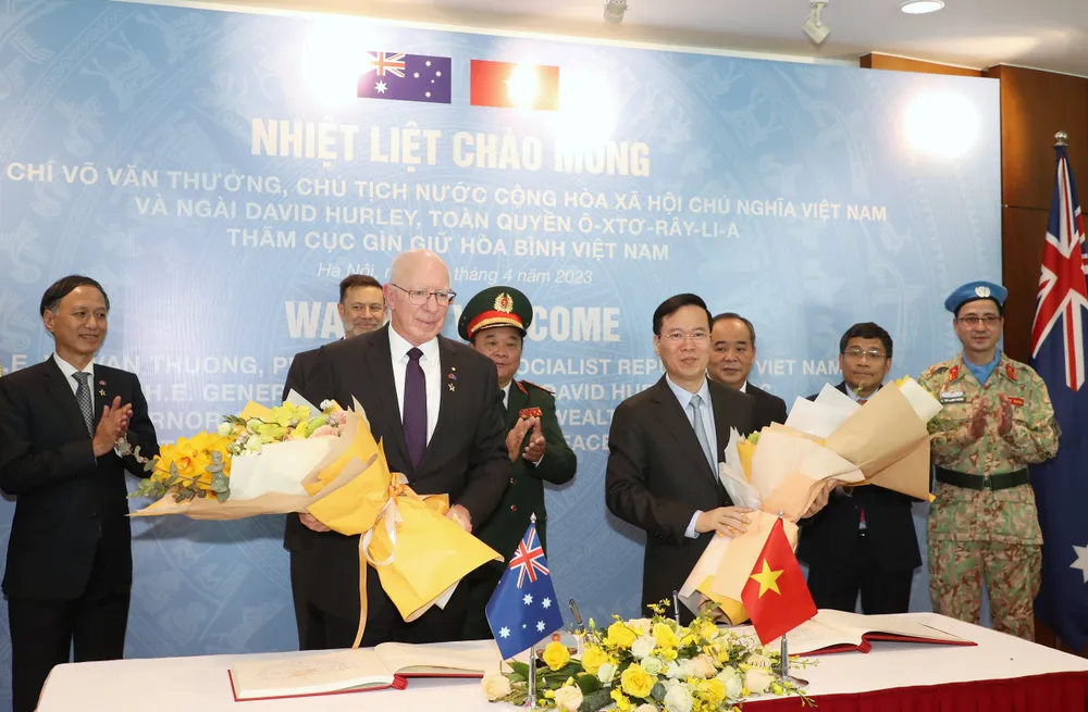 Lực lượng GGBH Việt Nam tặng hoa Chủ tịch nước Võ Văn Thưởng và Toàn quyền David Hurley tại cuộc giao lưu. Ảnh: QUANG PHÚC