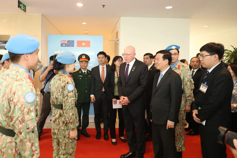 Chủ tịch nước Võ Văn Thưởng và Toàn quyền David Hurley trao đổi với lực lượng GGHB Việt Nam tại cuộc làm việc. Ảnh: QUANG PHÚC