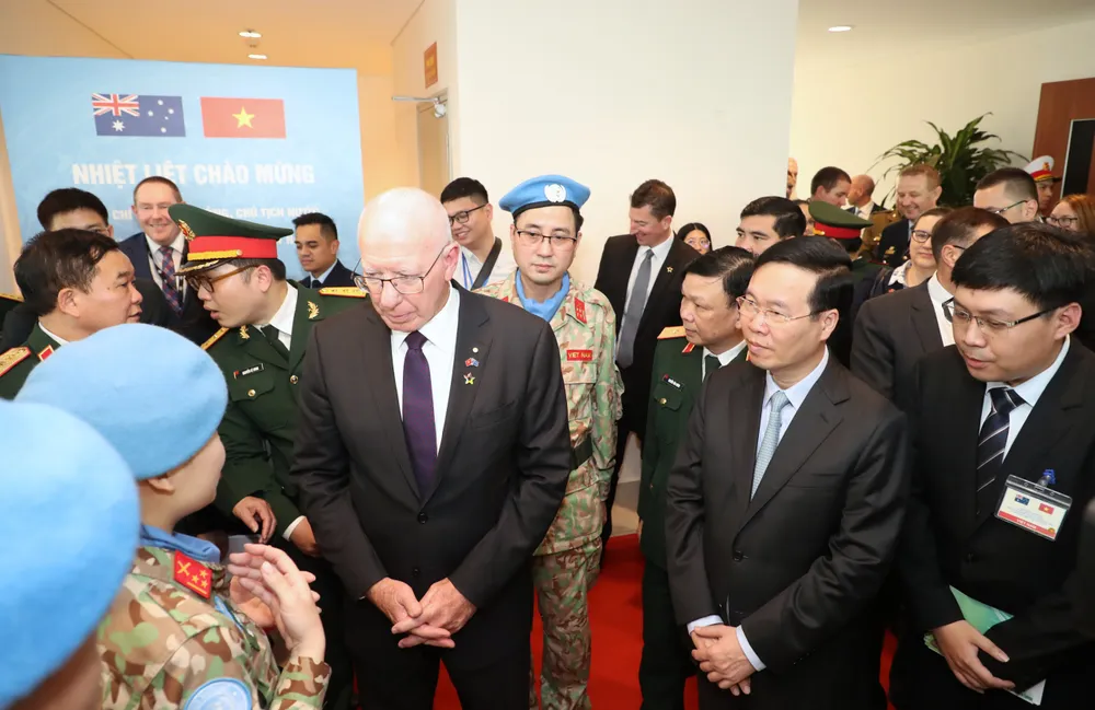 Chủ tịch nước Võ Văn Thưởng và Toàn quyền David Hurley trao đổi với lực lượng GGHB Việt Nam tại cuộc làm việc. Ảnh: QUANG PHÚC