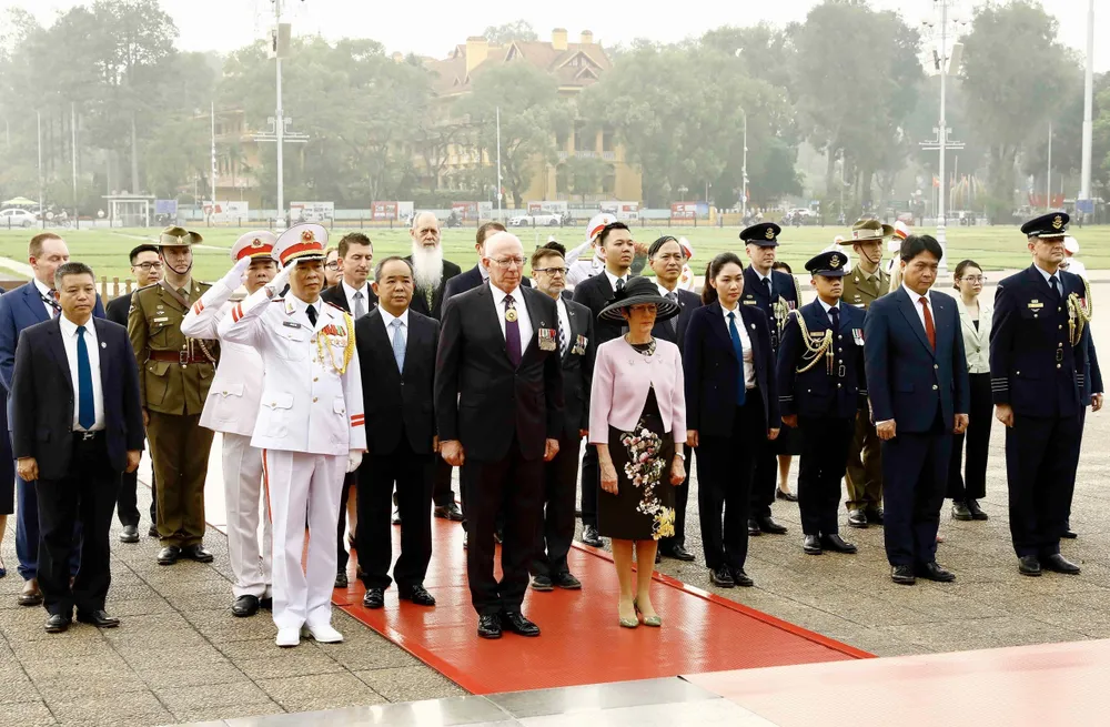 Toàn quyền David Hurley và phu nhân, cùng đoàn đại biểu cấp cao Australia đặt vòng hoa và vào Lăng viếng Chủ tịch Hồ Chí Minh. Ảnh: VIẾT CHUNG