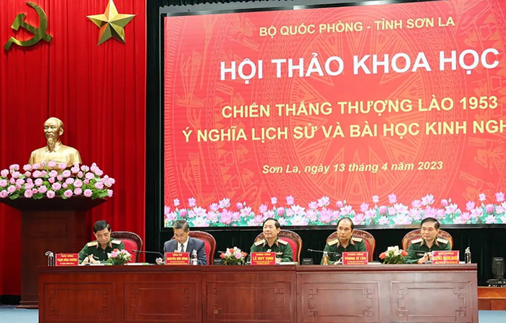 Các đồng chí chủ trì và điều hành hội thảo. Ảnh BQP